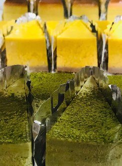 店頭に並ぶ色とりどりのチーズケーキ