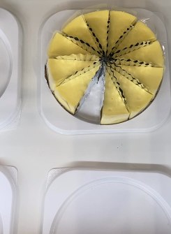 カットして並べたチーズケーキ