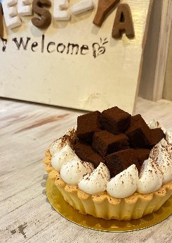 クリームとチョコレートを飾ったチーズケーキ