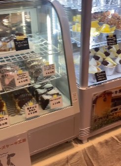 店頭のショーケースに並ぶチーズケーキ