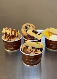 カップに入ったチーズケーキと焼き菓子